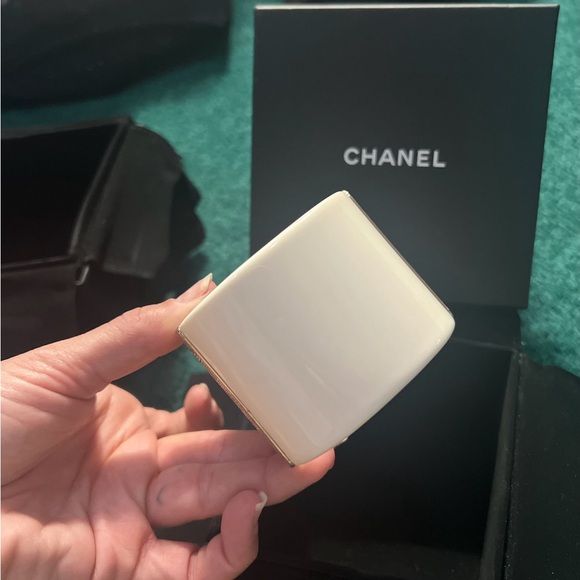 Authentic CHANEL
Resin Baguette Crystal Dubai CC Cuff Bracelet White Gold - Picture 4 of 5
